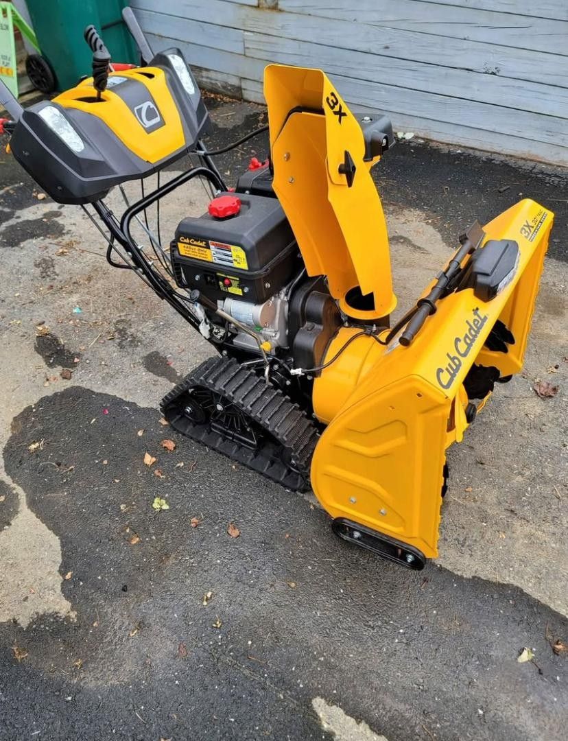 Cub cadet tracked snow-blower