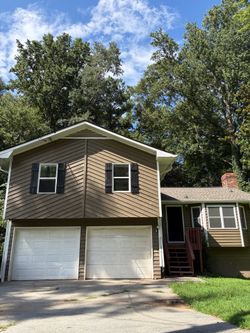 Spacious House 4 Bedrooms 2 Bathrooms