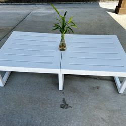 Excellent Condition White Outdoors Lounge Table 