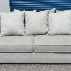 AMERICAN SIGNATURE ROXIE KROEHLER SOFA COUCH 