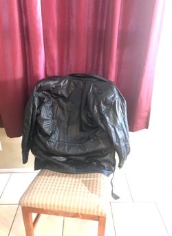 Chamarra de piel 100 por ciento genuina zise xl muy bonita