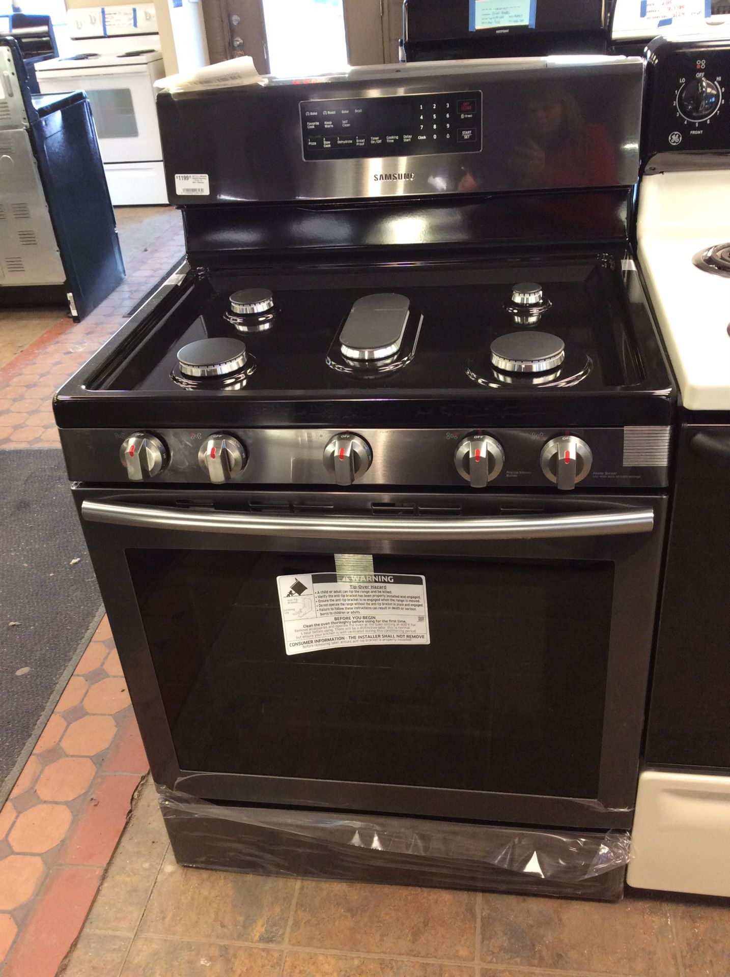 (Anoka 207VFP LM) Samsung Black Stainless Steel 5 Burner Gas Stove With Convection