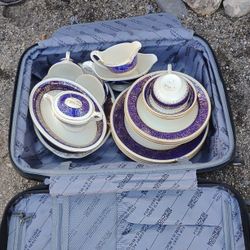 Dinnerware Good Condition 