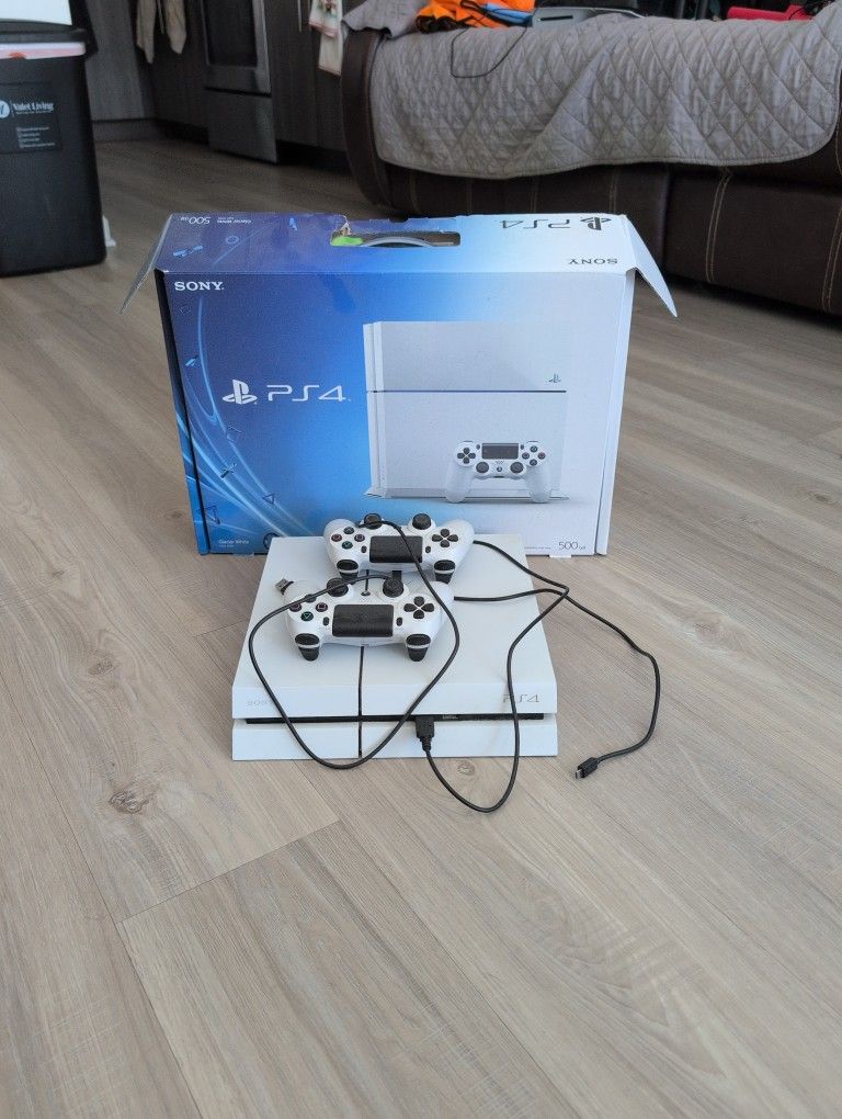 Sony PS4 500 GB original box with two controllers