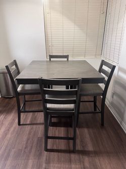 Like new table and 4 chairs