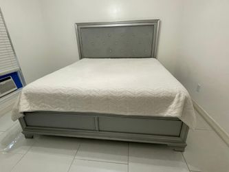 Kimg size.bed frame with matress.      I Can delivery for extra fee