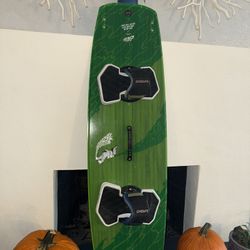 Kiteboard TWINTIP SLINGSHOT Crisis 2018 141cm + Footstraps, Fins And Handle.
