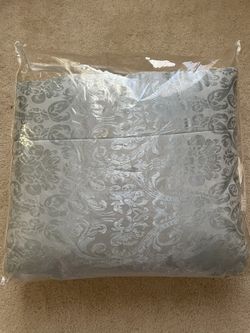 Victoria Classics Queen Comforter With 2 Extra Large Pillow Sham Covers And Mattress Box Cover/ There Are Couple Of Tiny Spots Due To Storage 