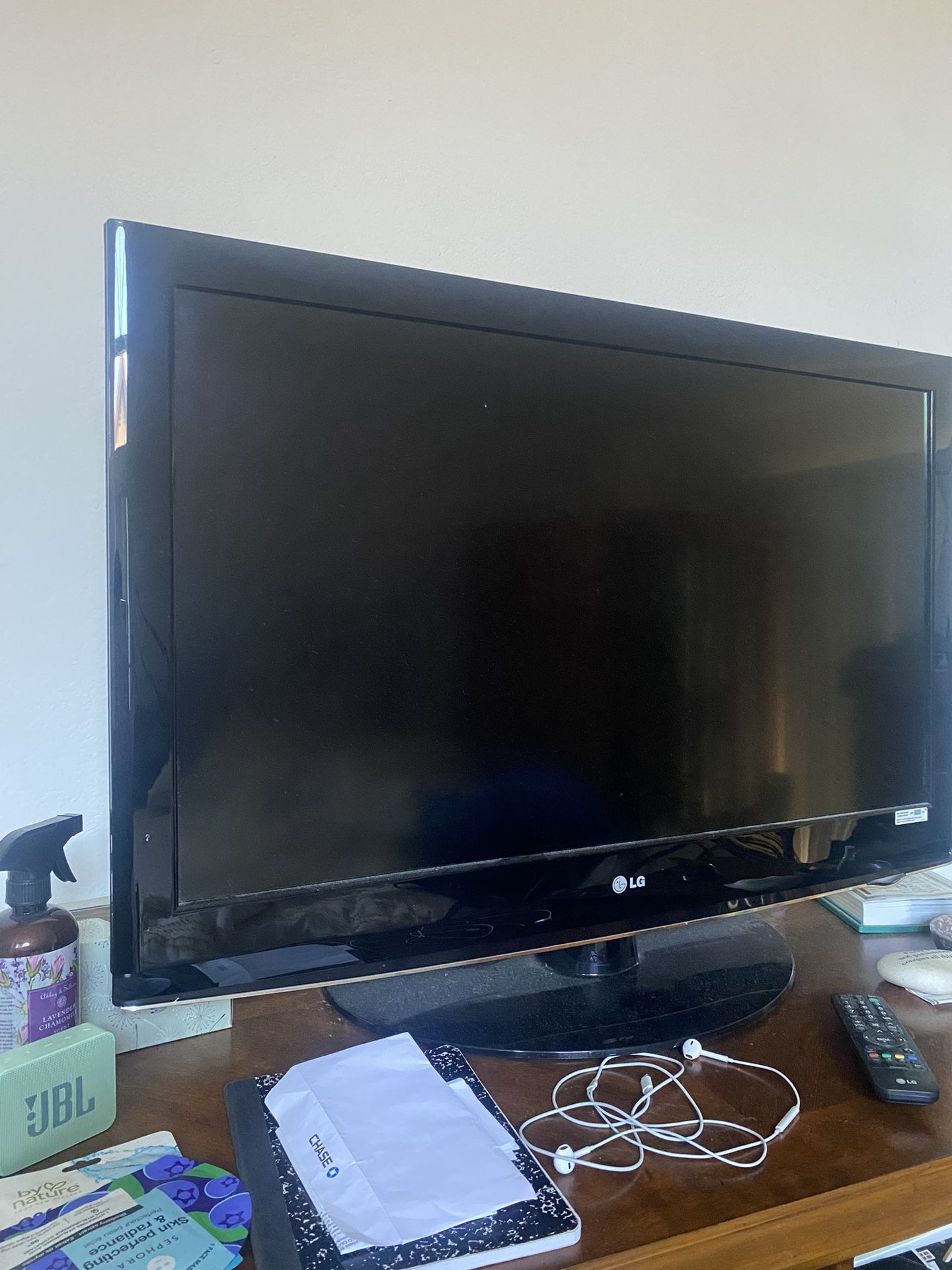 42.5” LG TV