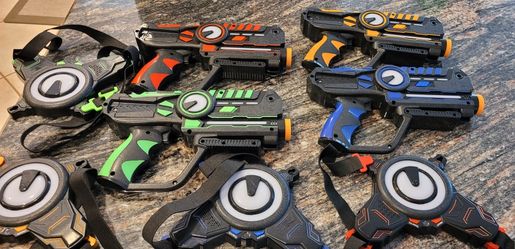 LASER TAG GUNS WITH VESTS 