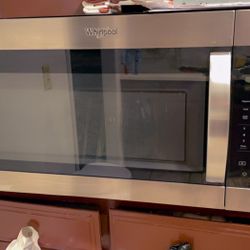 Brand New Microwave Got it In November Hardly Been Use 