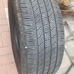 Hankook 265/60 R18  tiene Clavo. $30.00