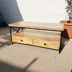 Wood Coffee Table In Excellent Condition 