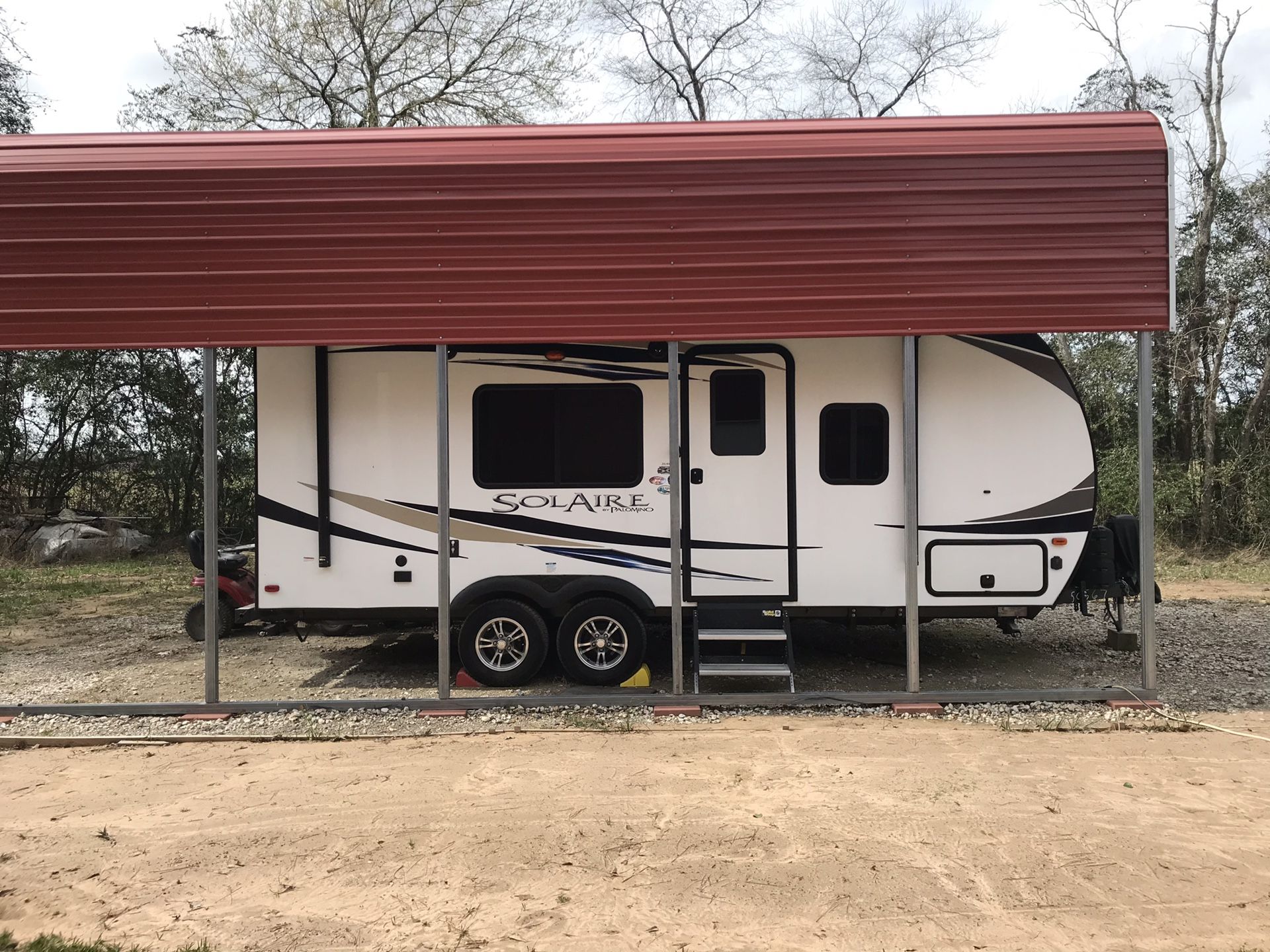21 foot Solaire by Palomino. Used it once for three weeks and decided we wanted a motorhome. It still has that brand new smell!!! Non-smokers!!!
