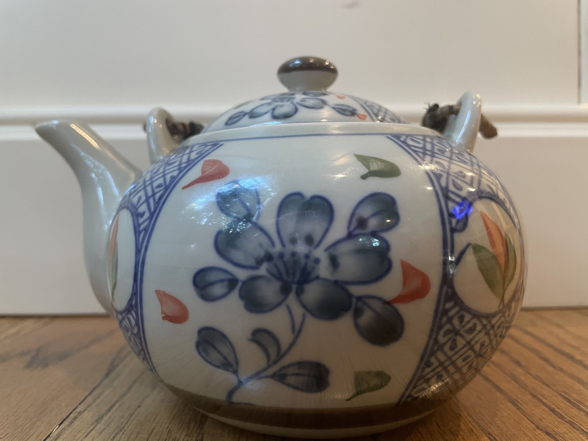 Japanese Pottery Tea Kettle Kyusu Vintage 7" Sencha Handle Lidded Leaf. Condition is pre owned and is overall in solid and respectable shape. This v