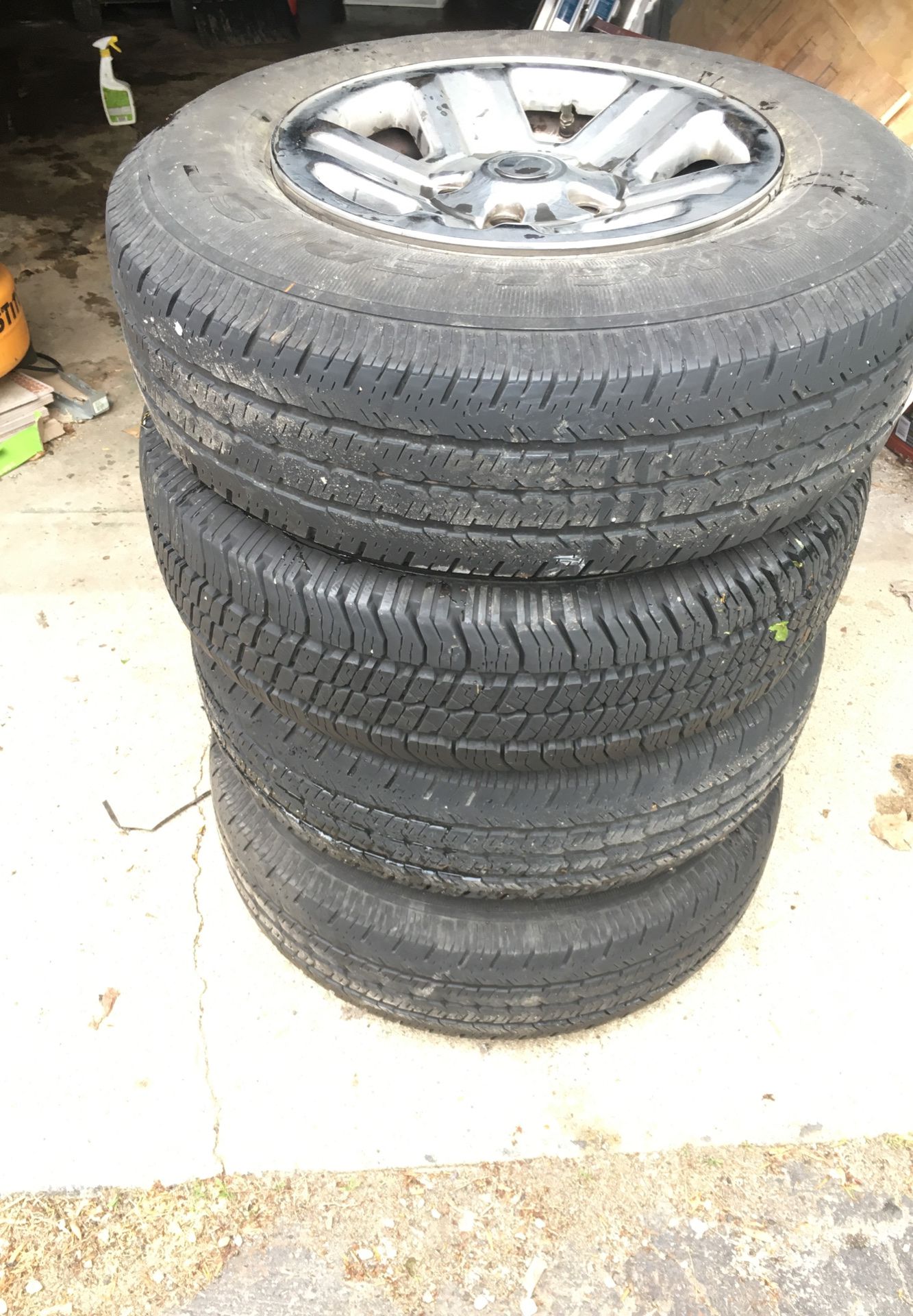 Tires goodyear 235/70R16