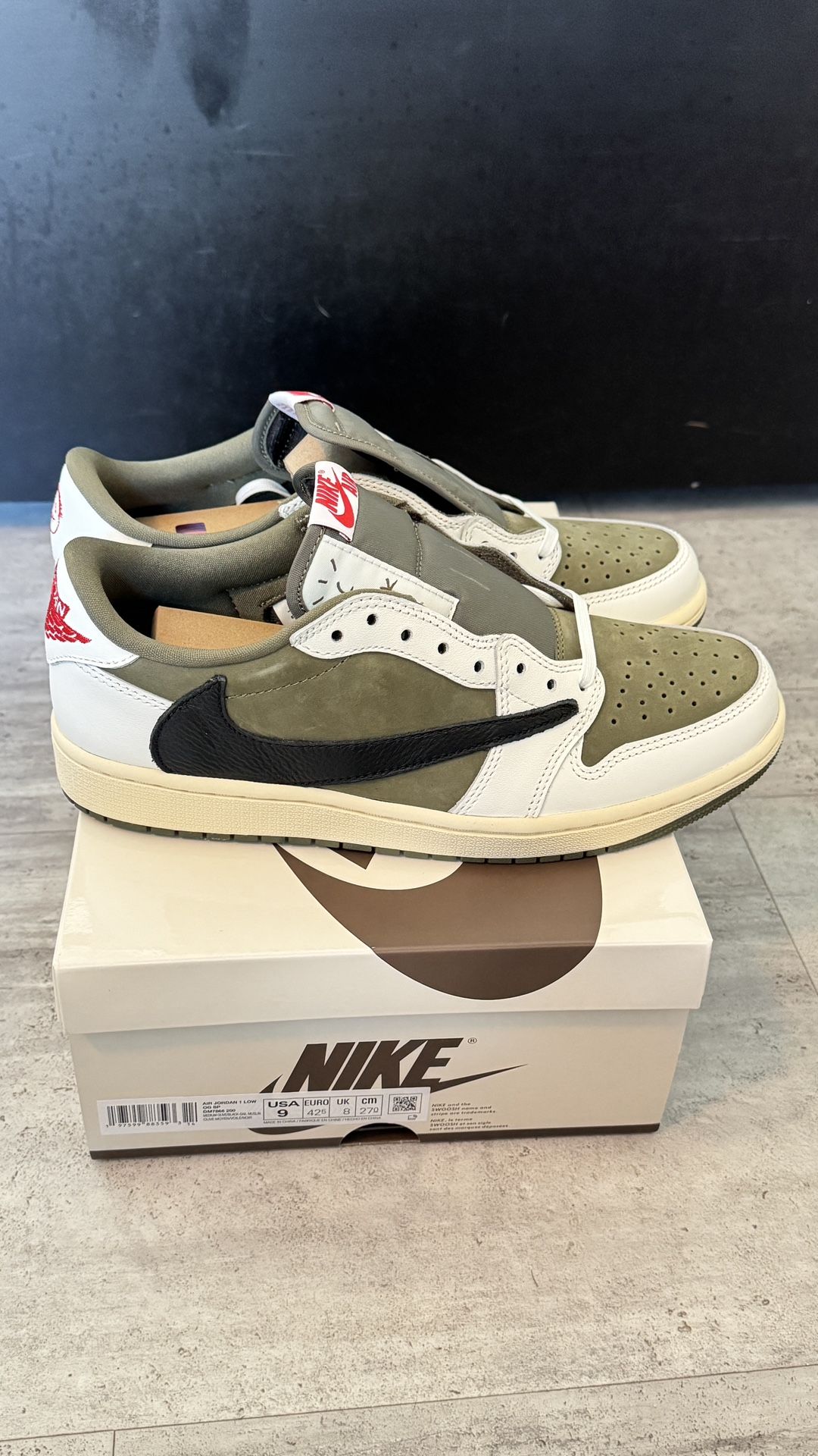 Jordan 1 Travis Scott, medium olive Size 9