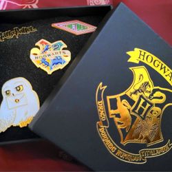 Harry Potter Collectible Enamel Pin Set Lot In Hogwarts Themed Box Brand New Great Gift!!