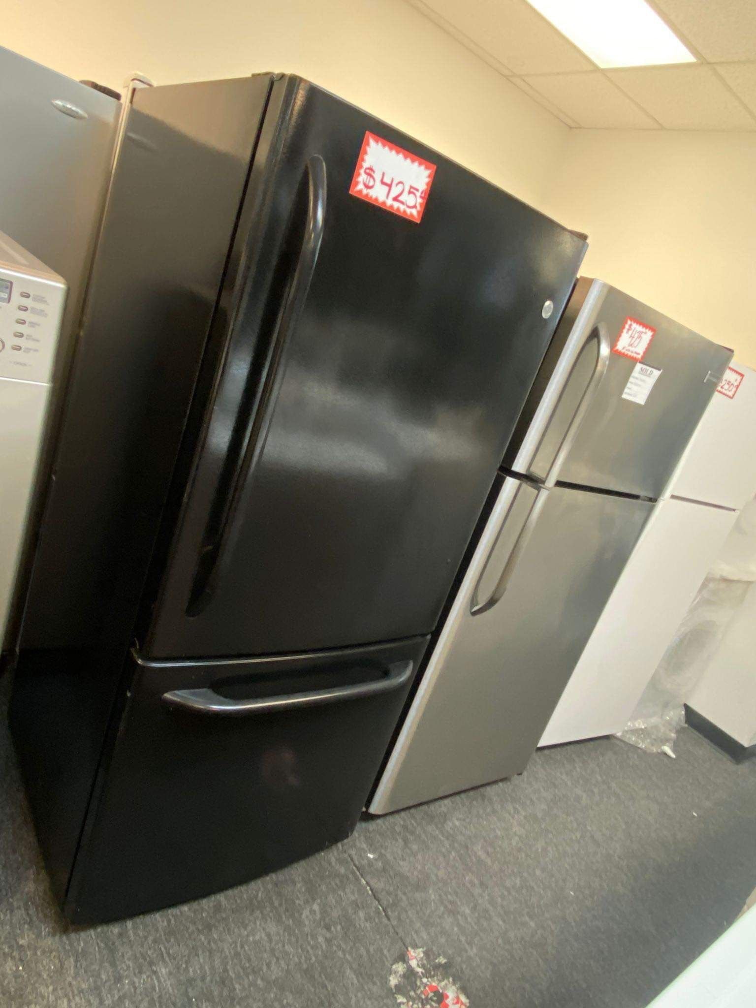 GE BLACK BOTTOM FREEZER FRIDGE IN EXCELLENT  CONDITION 4 MONTHS  WARRANTY 