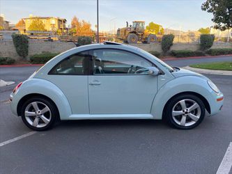 2010 Volkswagen New Beetle Coupe Thumbnail