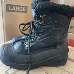 Snow boots size 8 solid black
