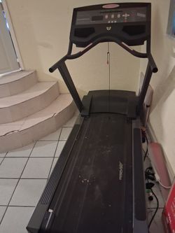 Treadmill. Life Fitness  FlexDeck