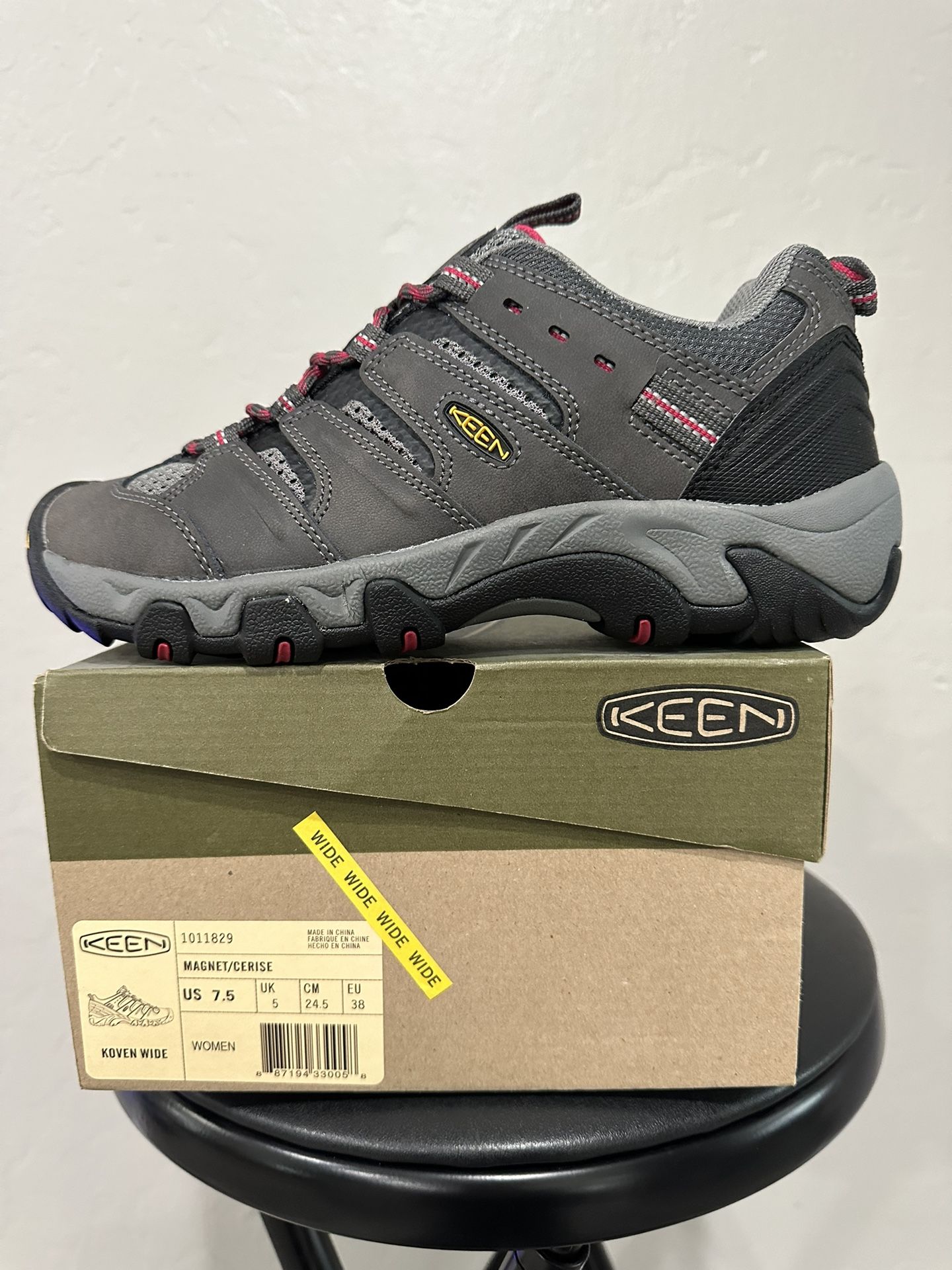 Keen Women’s hiking Shoes (Size 7.5 Wide)