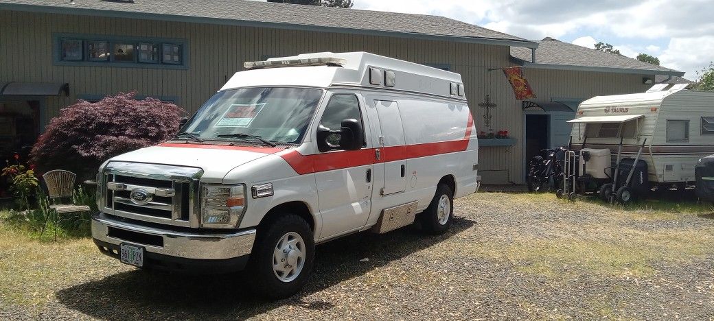 2013 FORD DELUX HEAVY DUTY V-10 AMBULANCE/F350