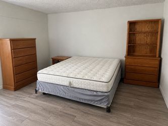 6PC Queen Oak Bedroom Set!