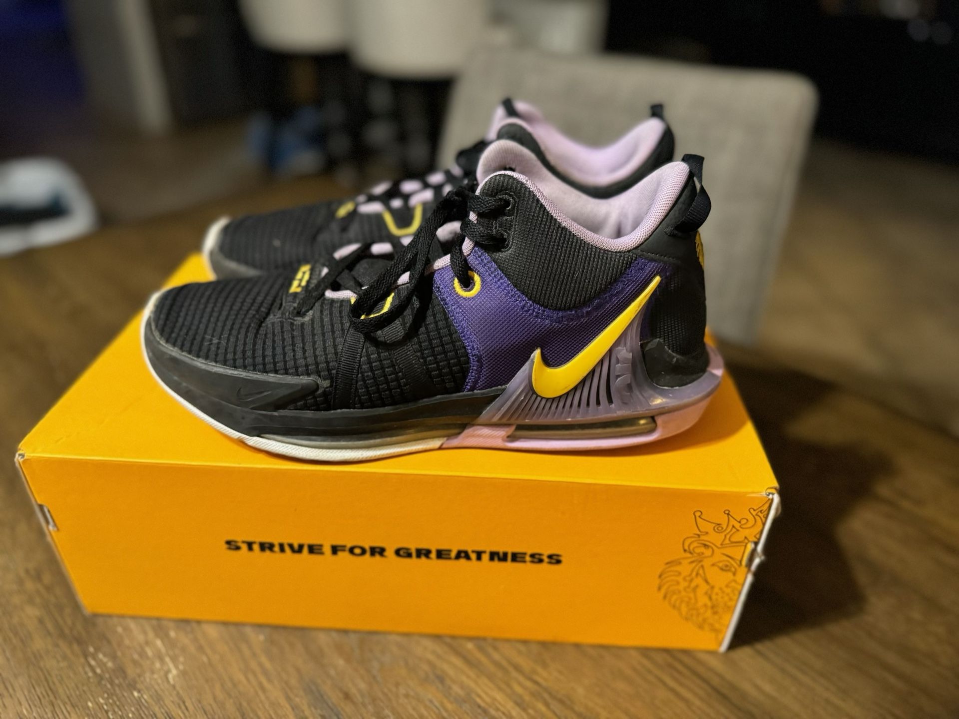 Authentic Nike Lebron 7 Basketball Shoes (size 12)
