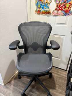 Herman Miller Aeron ( SIZE B ) REMASTER . FULLY LOADED !!
