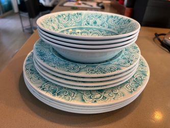 12 piece plastic dinnerware set