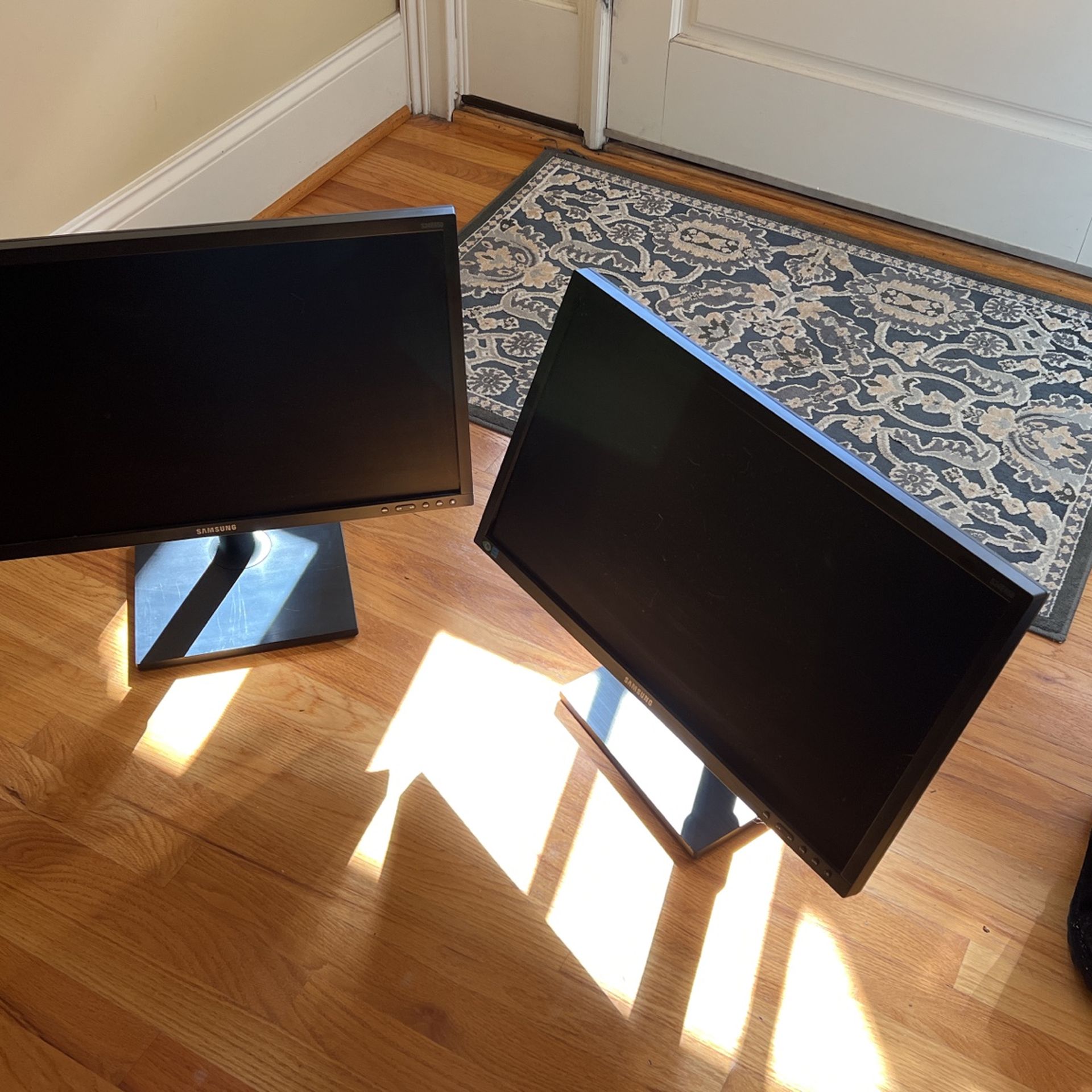 2x S24E650 Samsung 24” ~ Displays