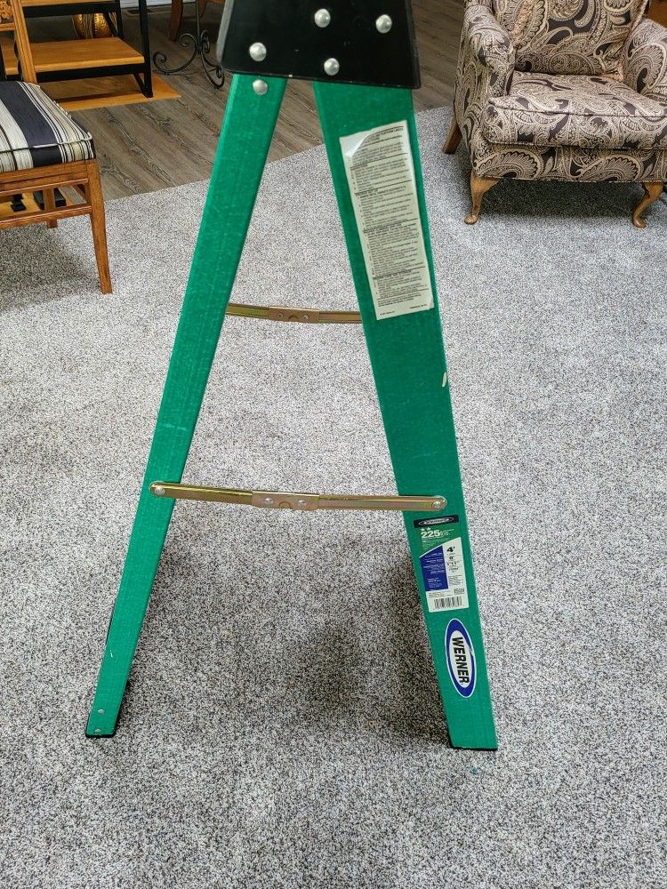 🪜 Werner 4 ft Fiberglass Step Ladder – Type II (225 lb Capacity) 
