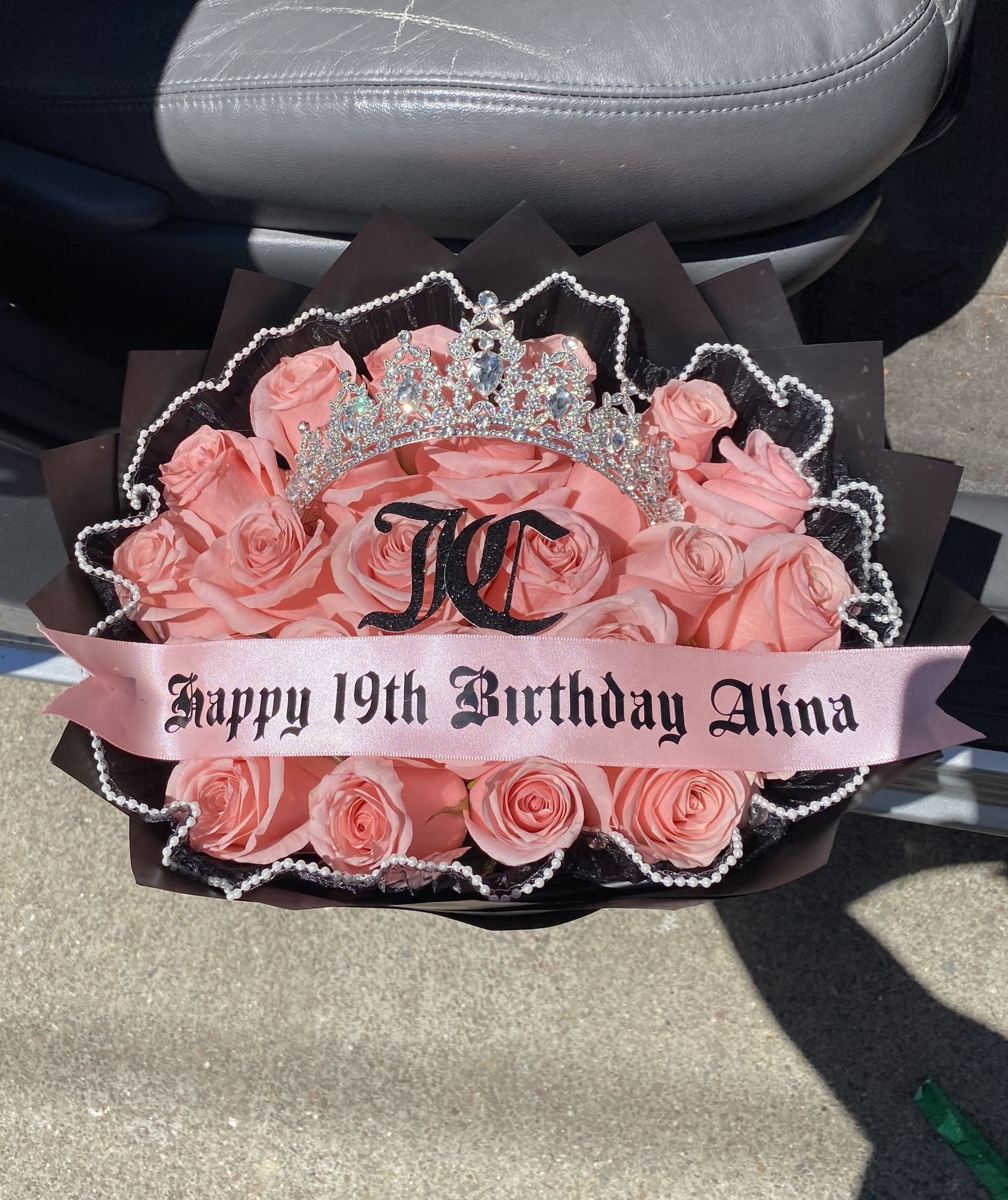 25 pink roses with crown