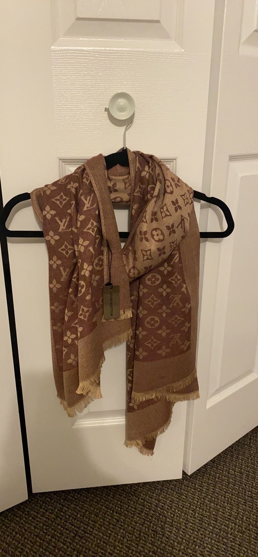 LV scarf