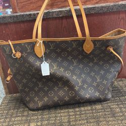 Louis Vuitton LV Monogram Neverfull MM Bag And Wristlet for Sale in  Lumberton, TX - OfferUp