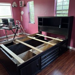 Full Size Bed With 4 Bottom Draws 