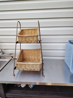 Wicker basket with metal frame