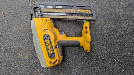 DEWALT 16-gauge 2-1/2" 18v Angled Finish Nailer With battery And charging station