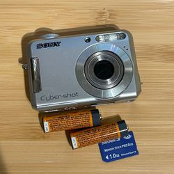 sony cybershot dsc-s650 digital camera 7.2 MP Tested Works  flash zoom video shutter all working. Includes batteries and memory card