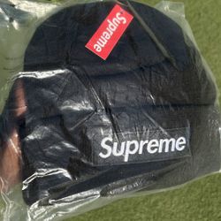 Black supreme beanie 