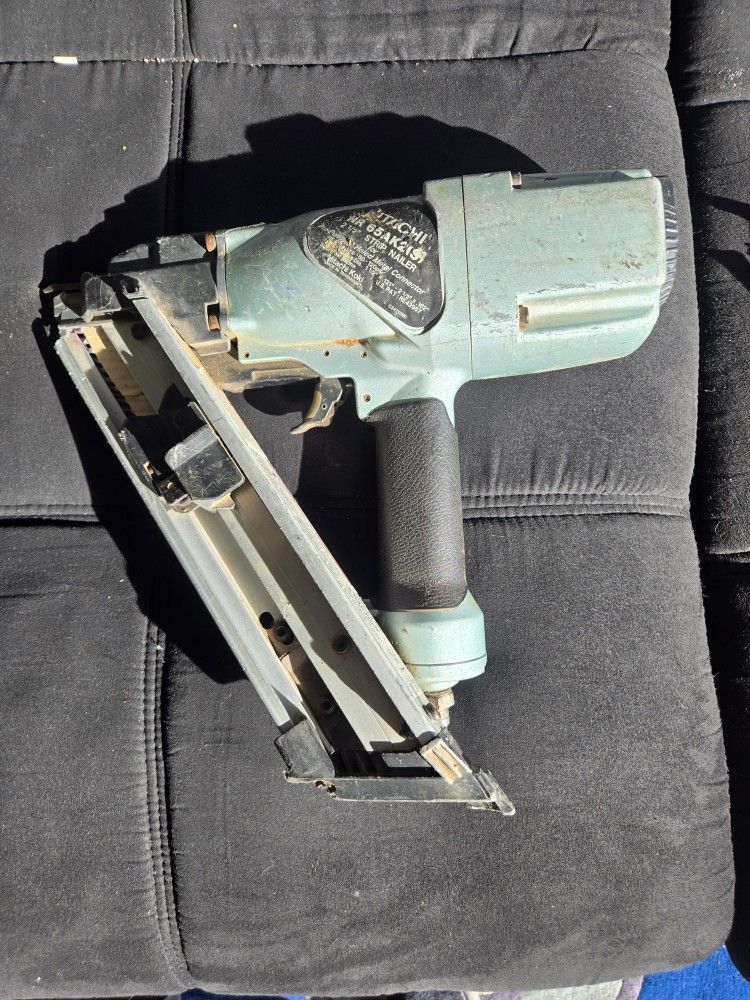 Hitachi Metal 2 1/2 Strip Nailer Nr65