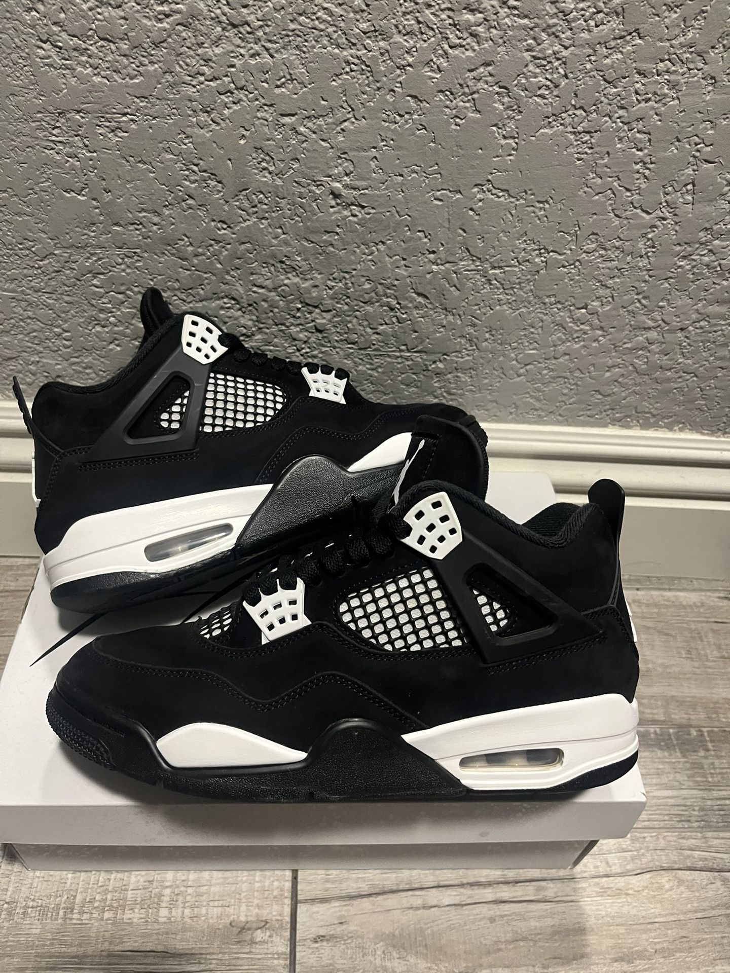Jordan 4 White Thunder