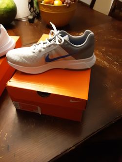 Brand New NIKES SIZE 8