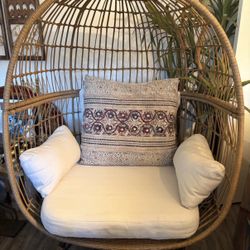 Oversized Rattan Egg Chair with 5 Cushions for Indoor Outdoor lounge