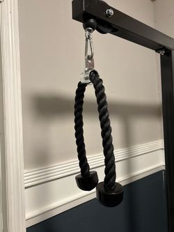 Pulldown machine, includes tricep rope.