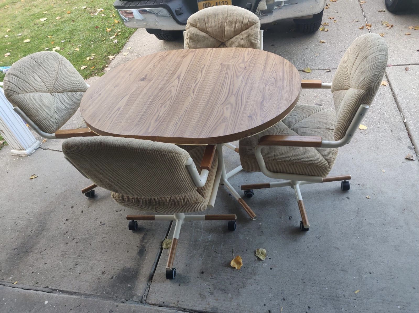 Beautiful dining table with 4 chairs