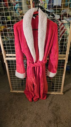 This listing is for a PRELOVED Red and white fluffy bathrobe. I wore this one time to try on and it is to small for me. It has been washed. 

Dream Lo