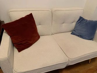 Loveseat couch + pillows